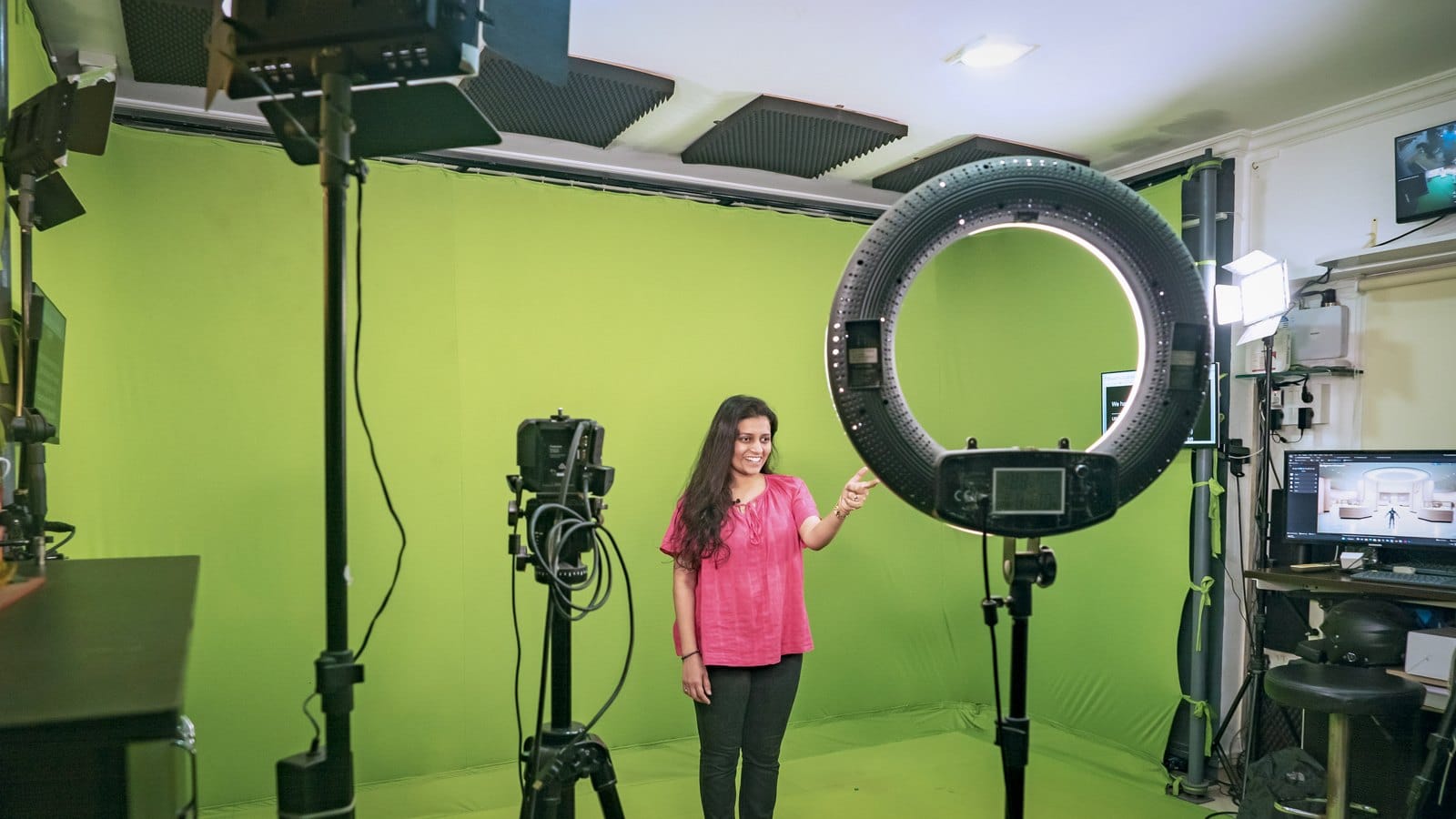 An anchor on the chroma floor with a ring light